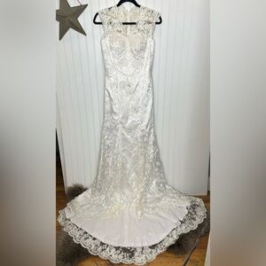 Elegant Lace Wedding Dress Size 2